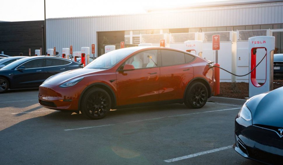 Tesla, dată în judecată după ce a "umflat" cifrele privind autonomia vehiculelor. Modele de mașini care dețin reclamații 