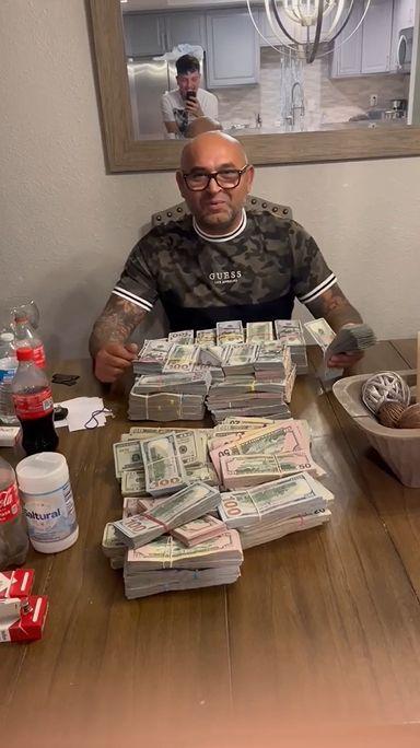 "Bani de cheltuială pentru fraieri". 47 de români, care au furat cinci milioane de dolari din SUA, prinşi de FBI după ce s-au lăudat pe internet 850660