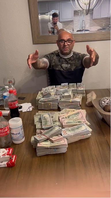 "Bani de cheltuială pentru fraieri". 47 de români, care au furat cinci milioane de dolari din SUA, prinşi de FBI după ce s-au lăudat pe internet 850661