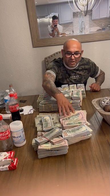 "Bani de cheltuială pentru fraieri". 47 de români, care au furat cinci milioane de dolari din SUA, prinşi de FBI după ce s-au lăudat pe internet 850662