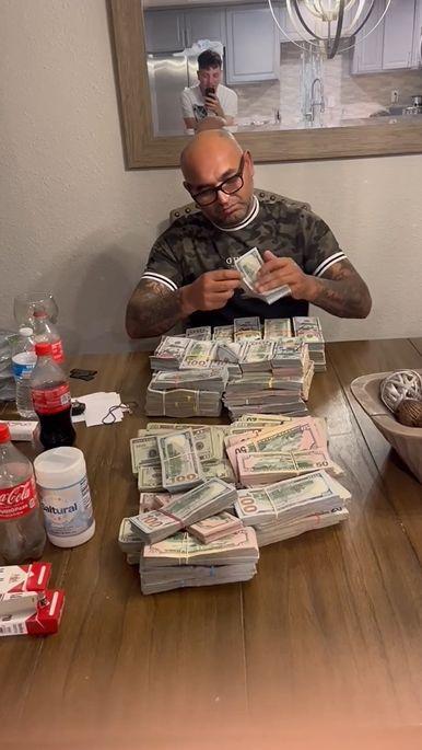 "Bani de cheltuială pentru fraieri". 47 de români, care au furat cinci milioane de dolari din SUA, prinşi de FBI după ce s-au lăudat pe internet 850663