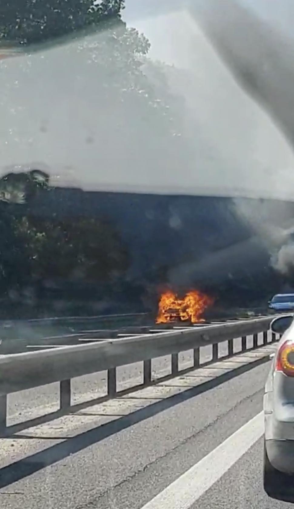 Un autoturism a ars ca o torță pe Autostrada A1 București-Pitești. Pompierii au intervenit 850738