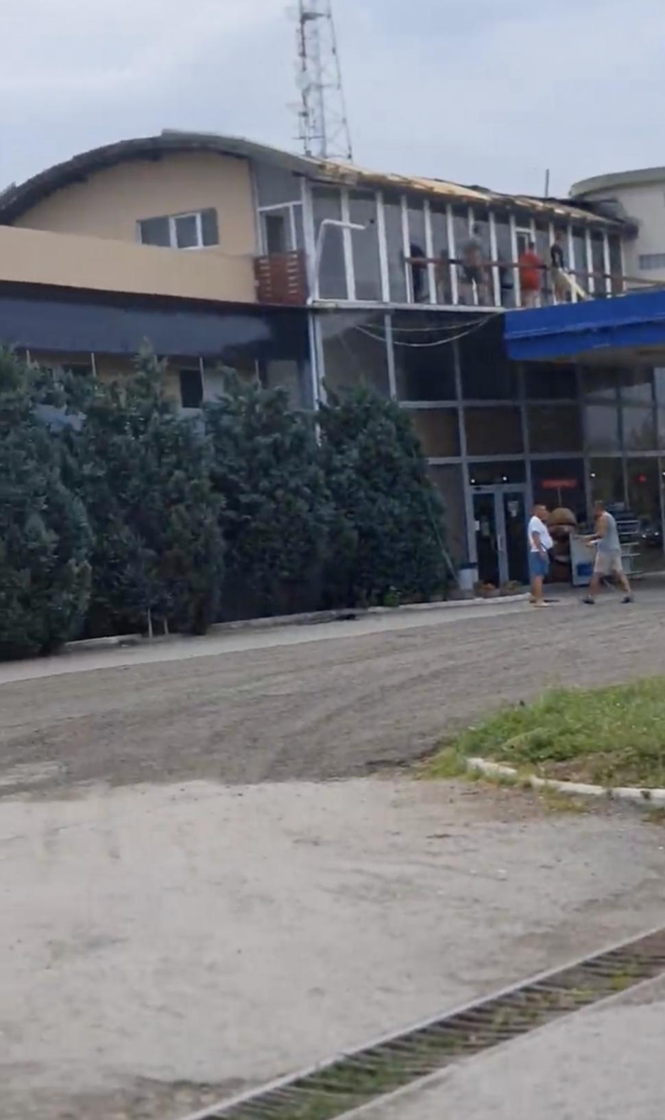 Furtuna a făcut prăpăd în județul Timiș. Acoperișul unei benzinării, smuls de o vijelie și aruncat în mijlocul străzii 850761