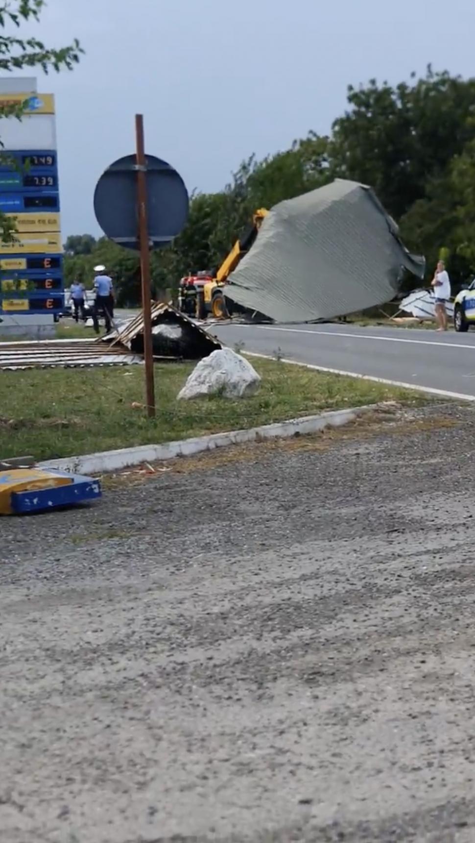 Furtuna a făcut prăpăd în județul Timiș. Acoperișul unei benzinării, smuls de o vijelie și aruncat în mijlocul străzii 850762