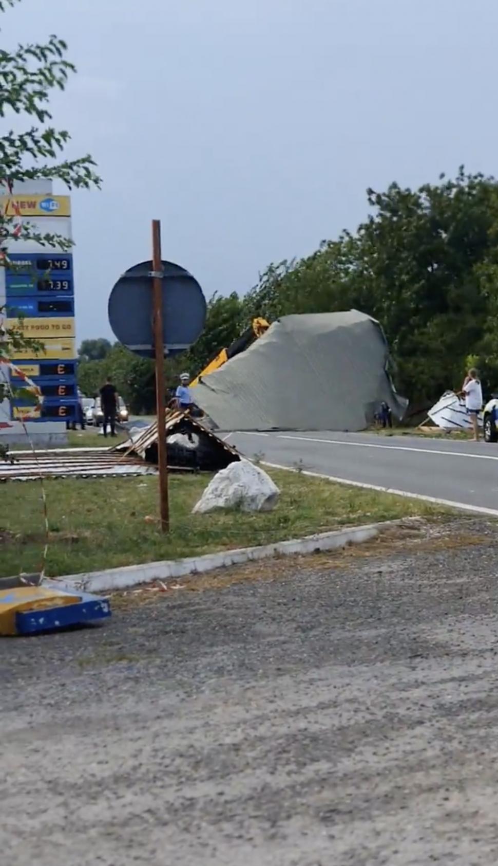 Furtuna a făcut prăpăd în județul Timiș. Acoperișul unei benzinării, smuls de o vijelie și aruncat în mijlocul străzii 850763