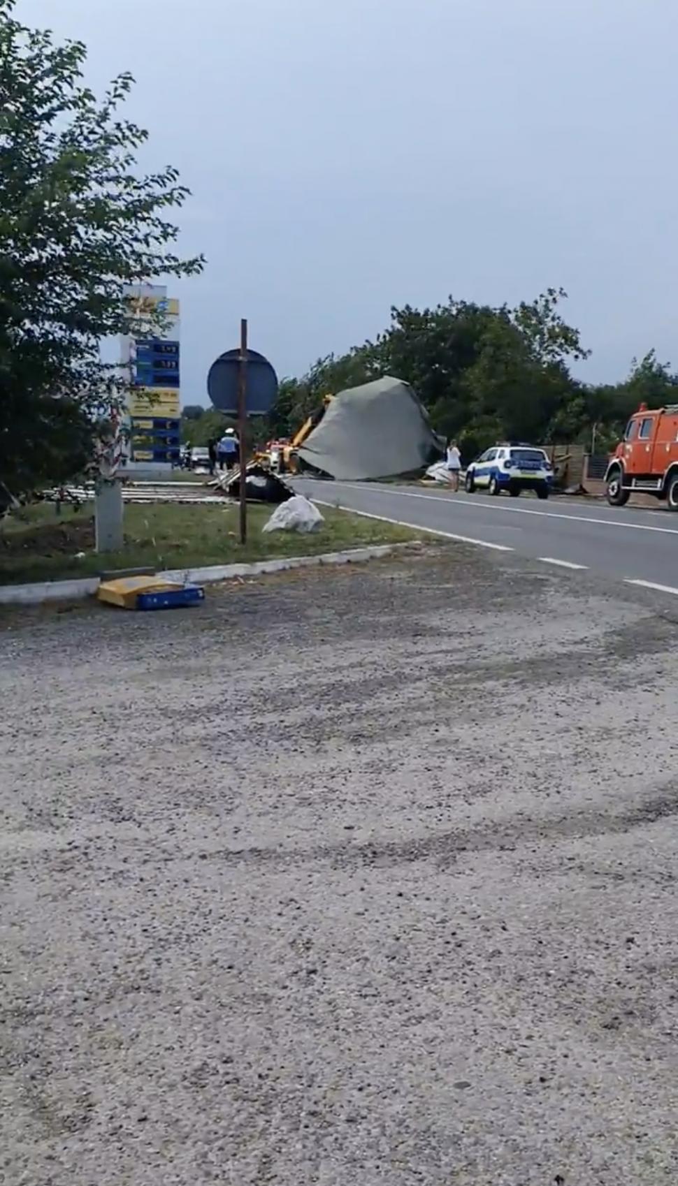 Furtuna a făcut prăpăd în județul Timiș. Acoperișul unei benzinării, smuls de o vijelie și aruncat în mijlocul străzii 850764