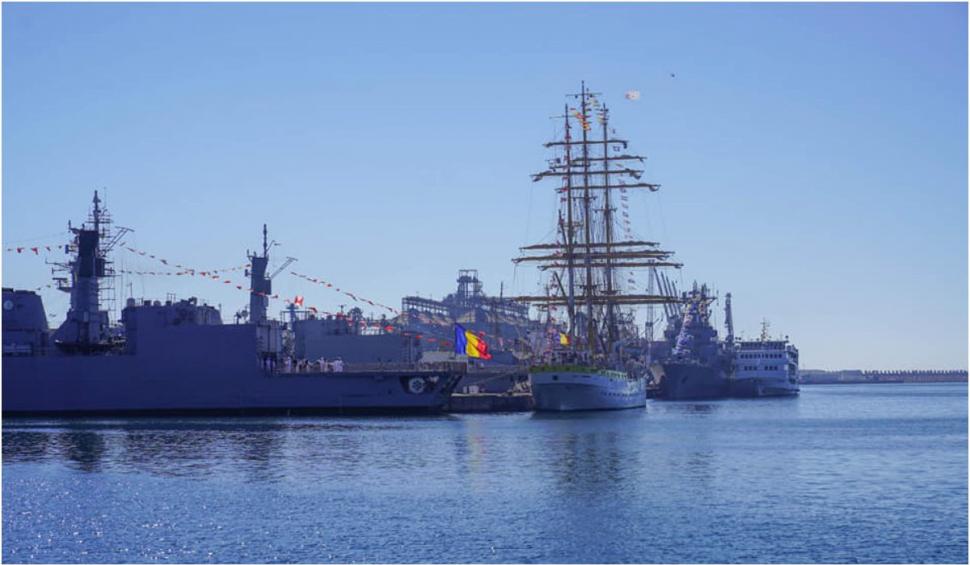 Ziua porților deschise în Portul Militar Constanța. Turiștii au putut urca la bordul navelor şi elicopterelor 850717