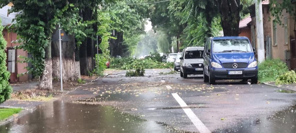 Străzi inundate, copaci căzuți și stâlpi de electricitate puși la pământ de vântul puternic. Furtunile au făcut prăpăd în peste 50 de localități din 13 județe 850889