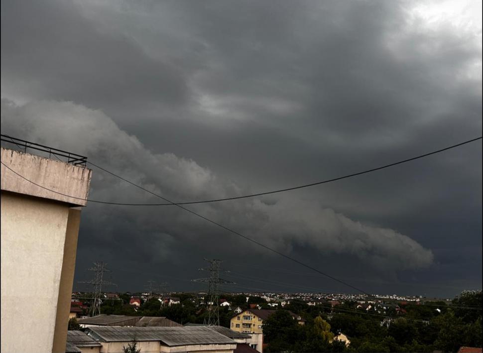 Străzi inundate, copaci căzuți și stâlpi de electricitate puși la pământ de vântul puternic. Furtunile au făcut prăpăd în peste 50 de localități din 13 județe 850891