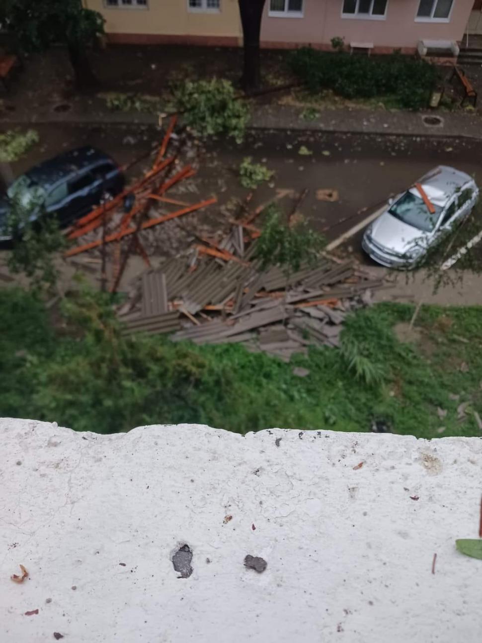 Străzi inundate, copaci căzuți și stâlpi de electricitate puși la pământ de vântul puternic. Furtunile au făcut prăpăd în peste 50 de localități din 13 județe 850892