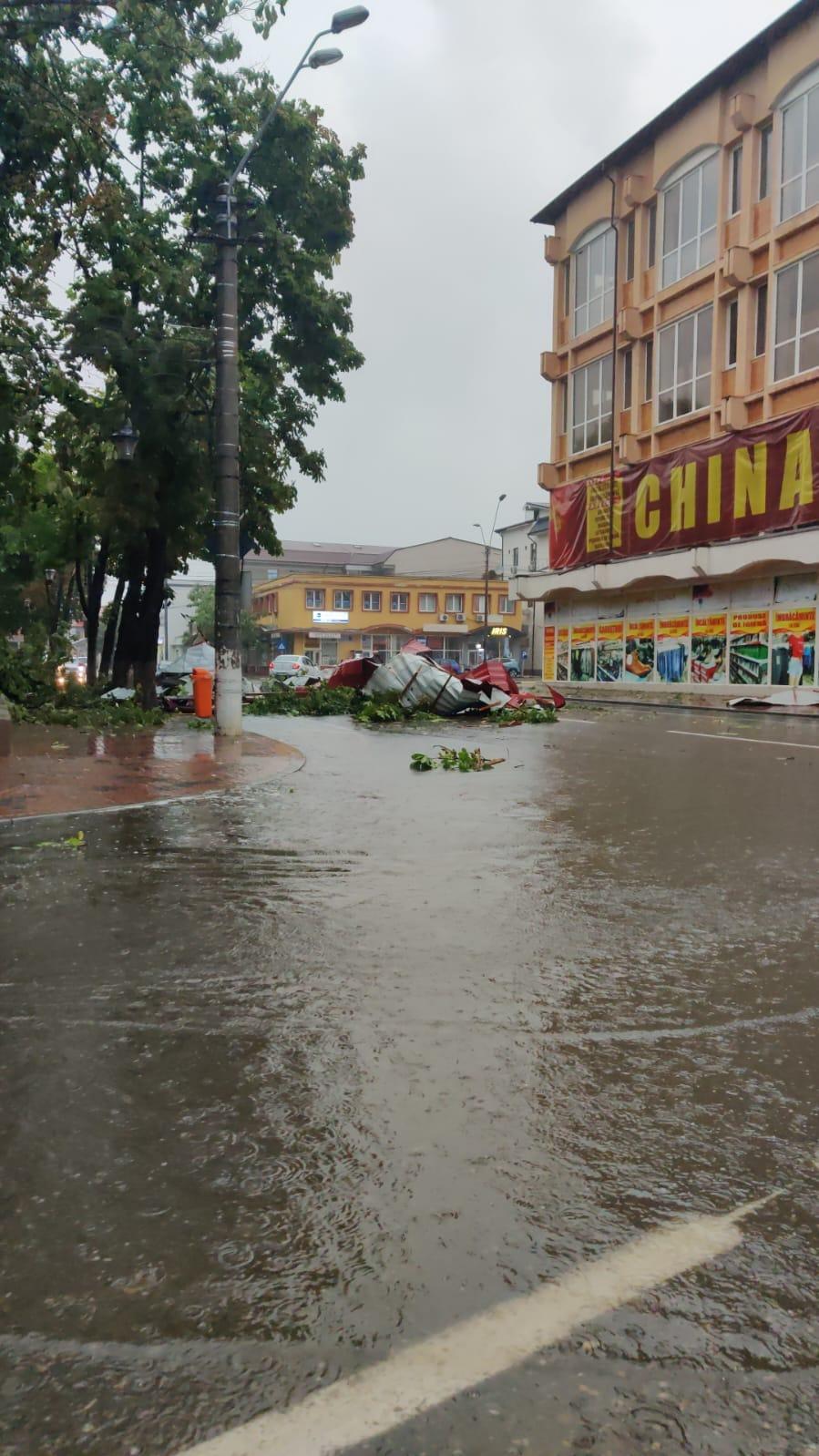 Străzi inundate, copaci căzuți și stâlpi de electricitate puși la pământ de vântul puternic. Furtunile au făcut prăpăd în peste 50 de localități din 13 județe 850893