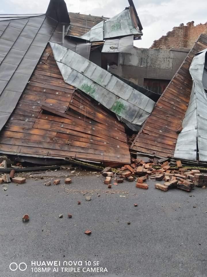 Străzi inundate, copaci căzuți și stâlpi de electricitate puși la pământ de vântul puternic. Furtunile au făcut prăpăd în peste 50 de localități din 13 județe 850894