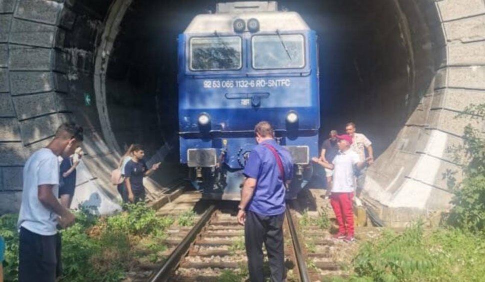 Sute de pasageri, blocați într-un tunel, după ce trenul București - Iași s-a defectat: "Suntem sute de oameni, fără apă și mâncare, în pădure"