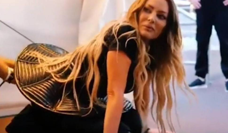 Delia, îngenuncheată, la Untold: "Femeia asta nu e întreagă la cap". Artista, la un pas să leșine 851063