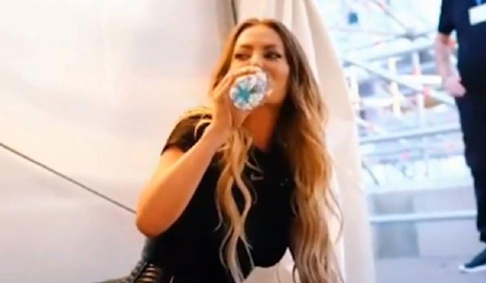 Delia, îngenuncheată, la Untold: "Femeia asta nu e întreagă la cap". Artista, la un pas să leșine 851064