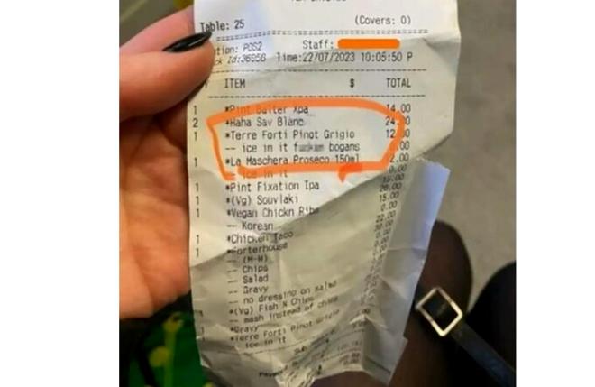 Mesajul lăsat de un chelner pe nota de plată, după ce un client a cerut gheață în vin: "Dați-i fetei o mărire de salariu, este o legendă!” 851069