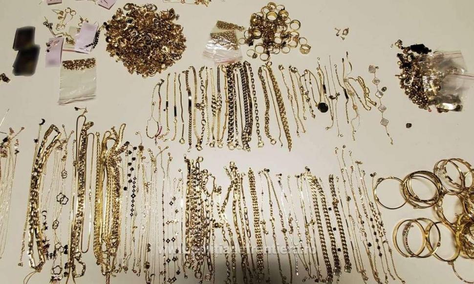 Patru kilograme de bijuterii din aur, ascunse în pungi cu cereale, descoperite în bagajele a două femei, pe Aeroportul Otopeni 850957
