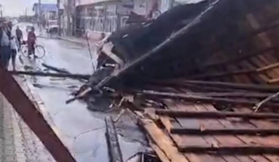 "Nu știam că mi-a luat acoperișul. Doamne, ce să fac acum?" Ravagii în țară din cauza furtunilor. Anunțul meteorologilor pentru următoarele zile 851053