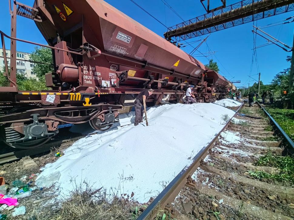 Pericol la Constanța. Poliția a început o anchetă după ce un tren încărcat cu uree ar fi fost atacat 851093