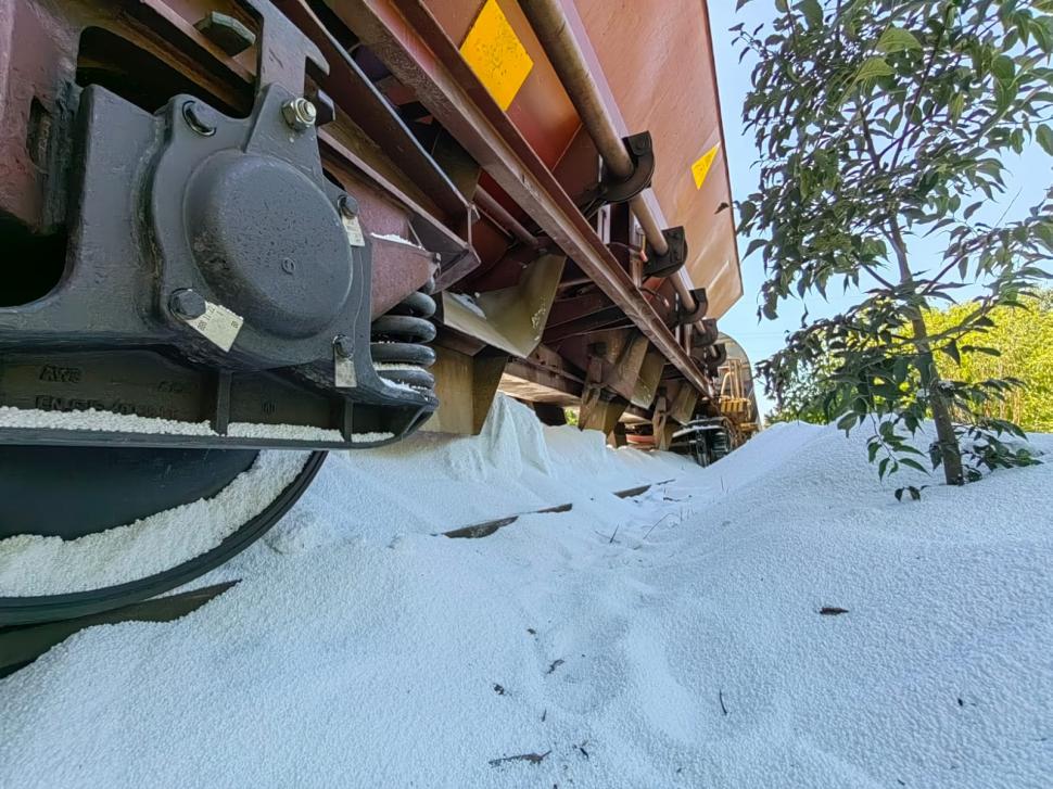 Pericol la Constanța. Poliția a început o anchetă după ce un tren încărcat cu uree ar fi fost atacat 851094