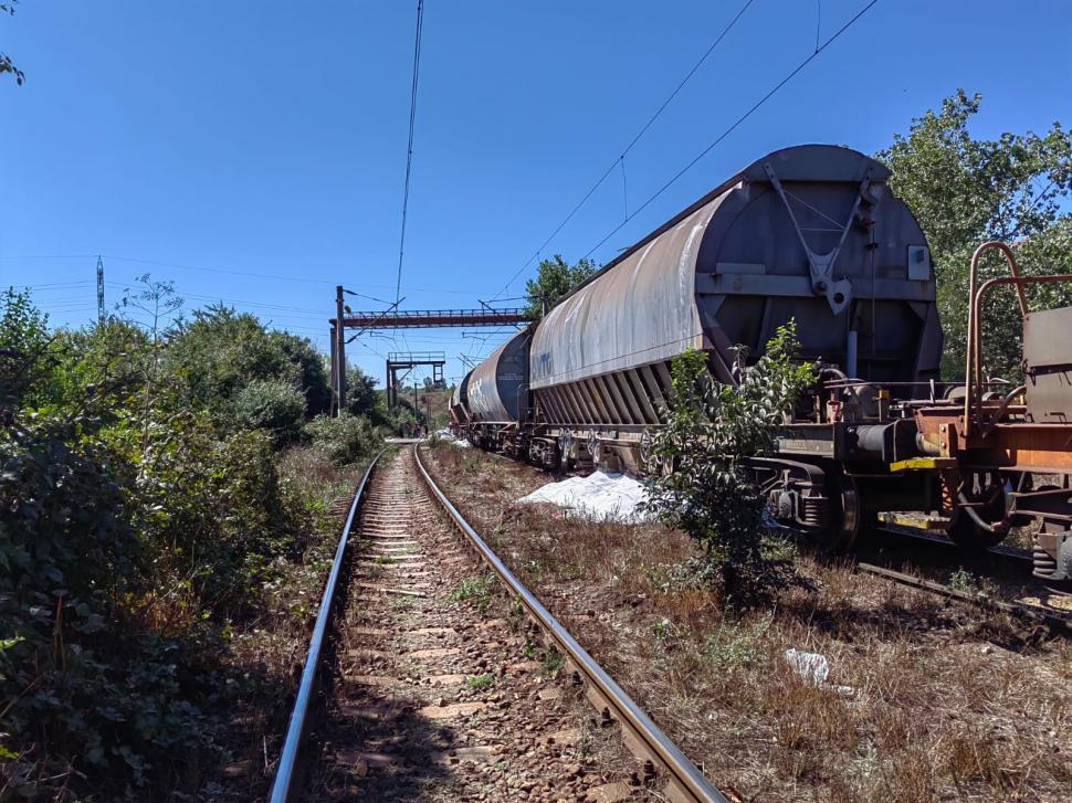 Pericol la Constanța. Poliția a început o anchetă după ce un tren încărcat cu uree ar fi fost atacat 851095