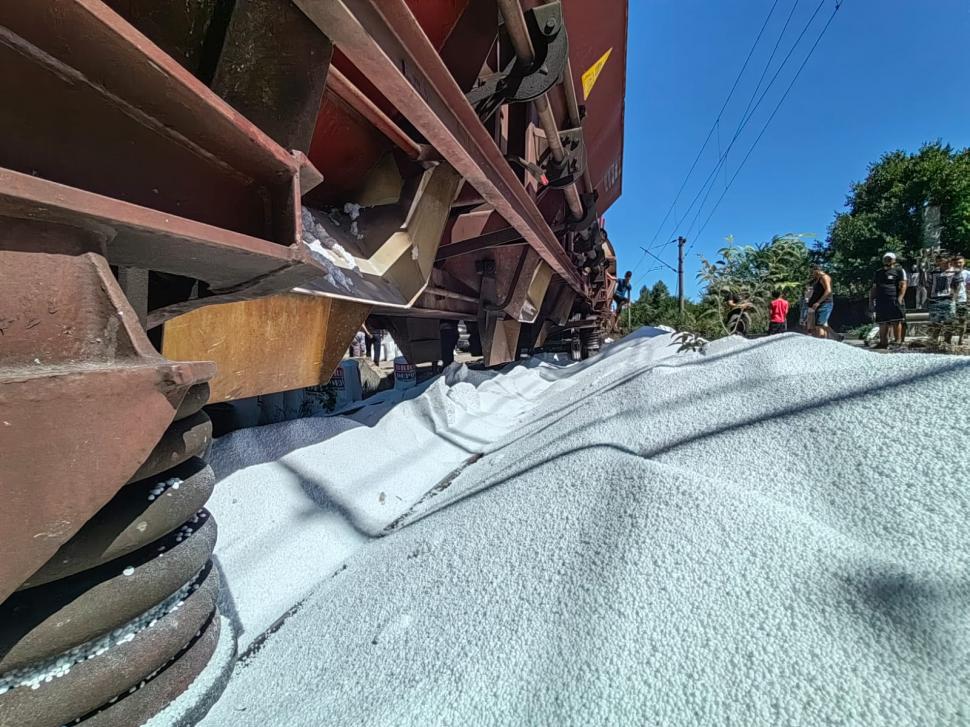 Pericol la Constanța. Poliția a început o anchetă după ce un tren încărcat cu uree ar fi fost atacat 851096