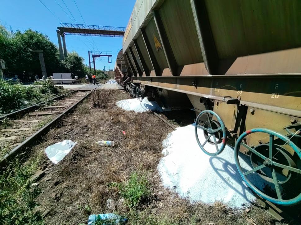 Pericol la Constanța. Poliția a început o anchetă după ce un tren încărcat cu uree ar fi fost atacat 851097