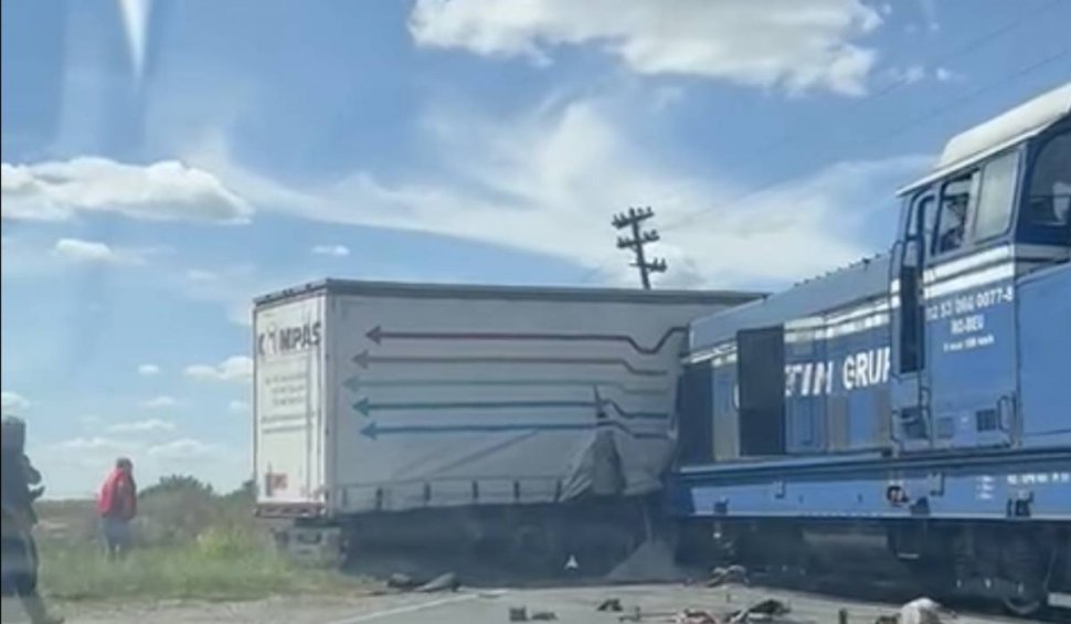 Accident grav pe calea ferată, în Timiș. Un TIR cu 20 tone de azotat de amoniu, implicat. Circulația este blocată