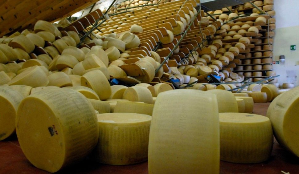 Proprietarul unei fabrici de parmezan a murit strivit sub mii de roți de brânză. Afaceriștii locali se agită să salveze marfa care l-a ucis pe proprietar, în Italia