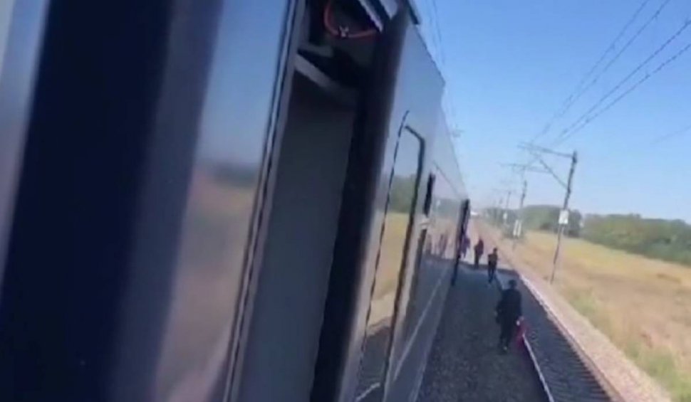 Un tren CFR Călători a rămas fără ușă la vagon, în mers. Oamenii au fost păziți de șeful de tren