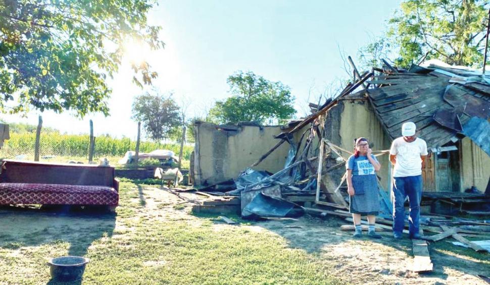 Povestea dramatică a unor bătrăni bolnavi care au rămas sub cerul liber după ce acoperișul le-a fost distrus de furtună, în Vaslui 851475