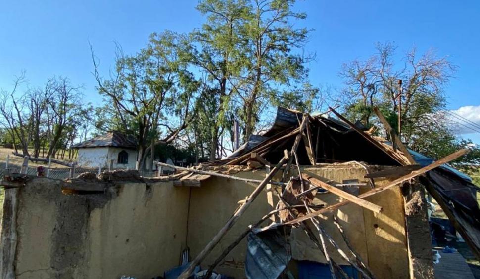 Povestea dramatică a unor bătrăni bolnavi care au rămas sub cerul liber după ce acoperișul le-a fost distrus de furtună, în Vaslui 851476