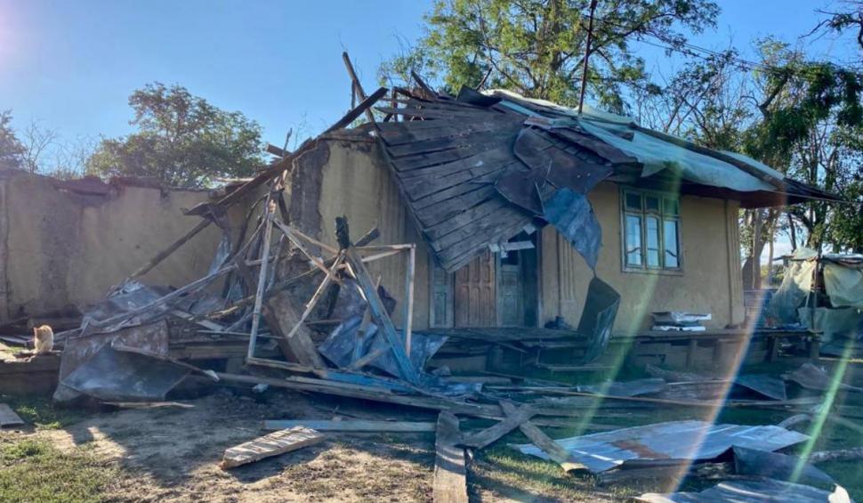 Povestea dramatică a unor bătrăni bolnavi care au rămas sub cerul liber după ce acoperișul le-a fost distrus de furtună, în Vaslui 851477