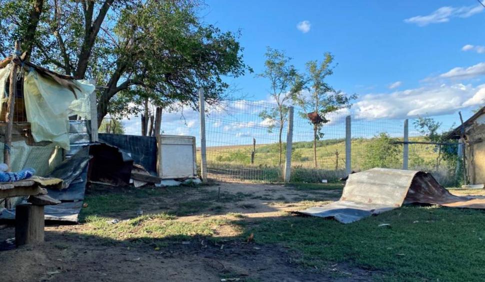 Povestea dramatică a unor bătrăni bolnavi care au rămas sub cerul liber după ce acoperișul le-a fost distrus de furtună, în Vaslui 851478