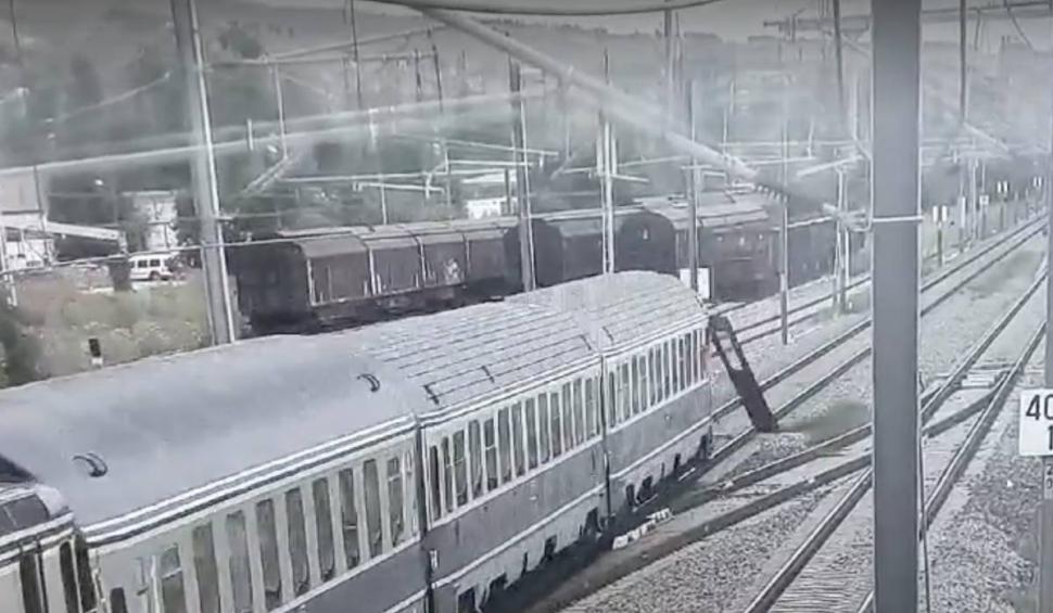 Scandal la CFR după incidentul cu ușa desprinsă, din mers, a unui tren. CFR SA dezminte acuzațiile aduse de CFR Călători: "Am dat semnal de atenție" 851446