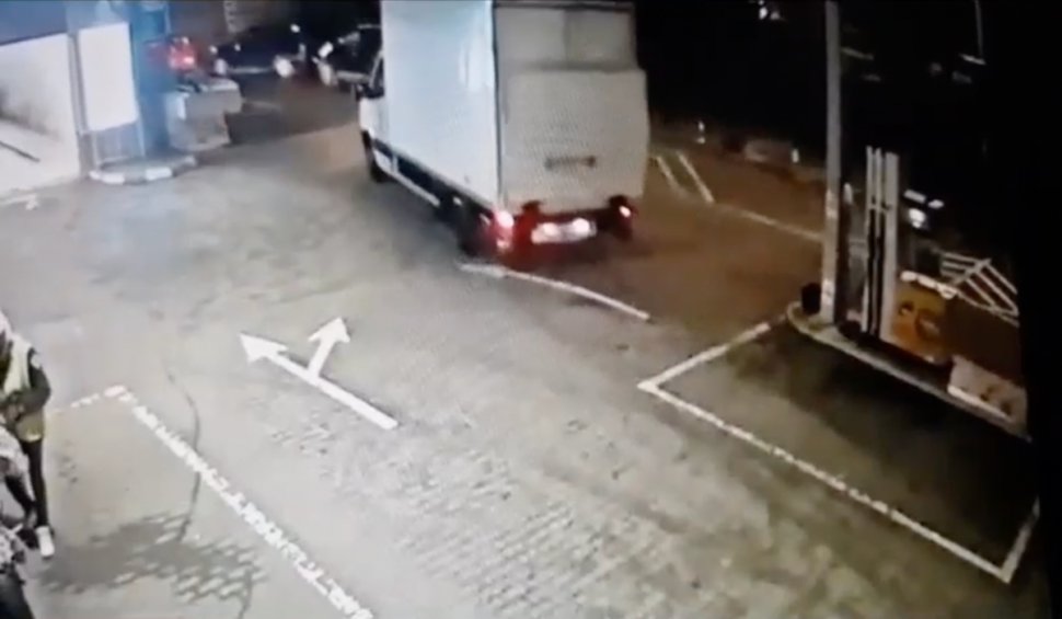 Trei tineri au furat haine în valoare de 50.000 de lei dintr-un camion, cu ajutorul șoferului, în Sectorul 3 din Bucureşti | Poliţiştii i-au prins în flagrant