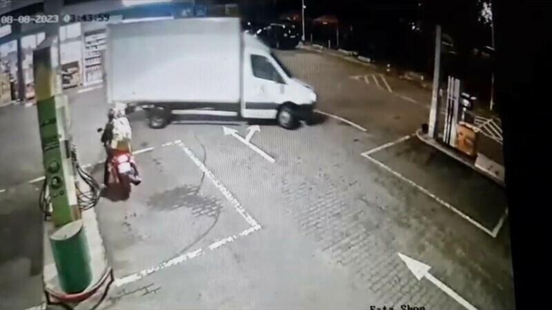 Trei tineri au furat haine în valoare de 50.000 de lei dintr-un camion, cu ajutorul șoferului, în Sectorul 3 din Bucureşti | Poliţiştii i-au prins în flagrant 851373