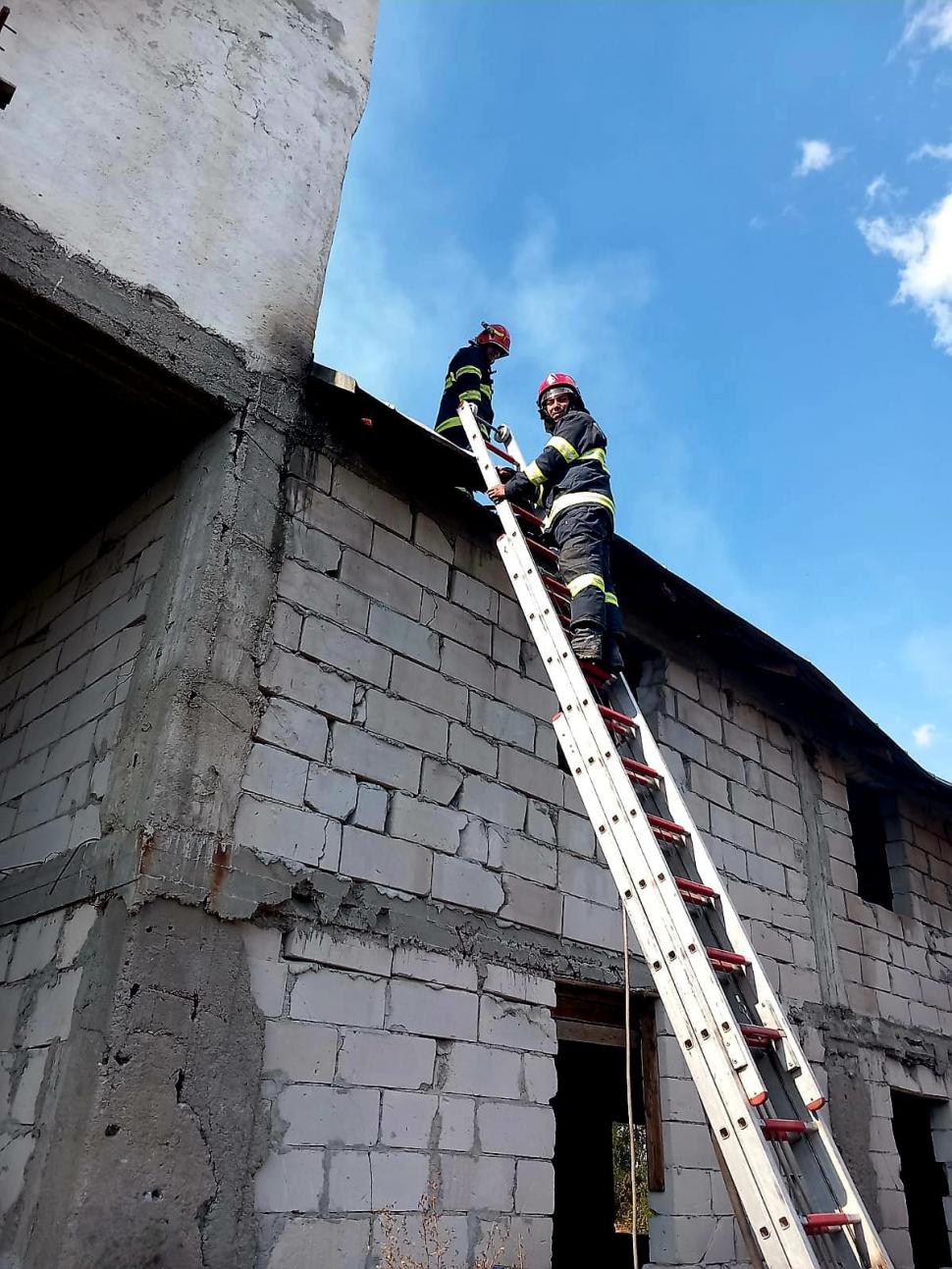 Incendiu uriaş la Mănăstirea Delta Neajlovului. Preotul a văzut flăcările şi a sunat la 112 851505