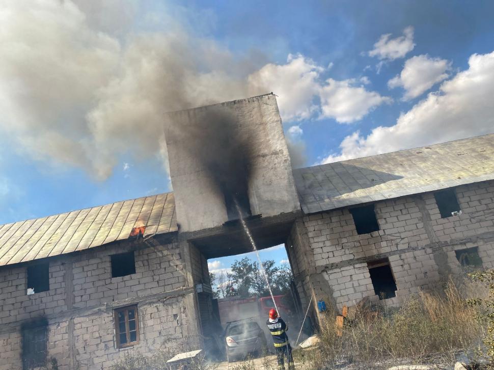 Incendiu uriaş la Mănăstirea Delta Neajlovului. Preotul a văzut flăcările şi a sunat la 112 851506