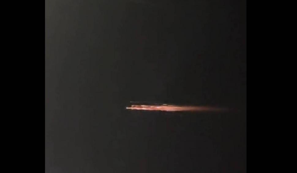 "Ce naiba e aia? OZN? Extratereștri?": Momentul înfiorător în care o minge de foc traversează cerul 851463