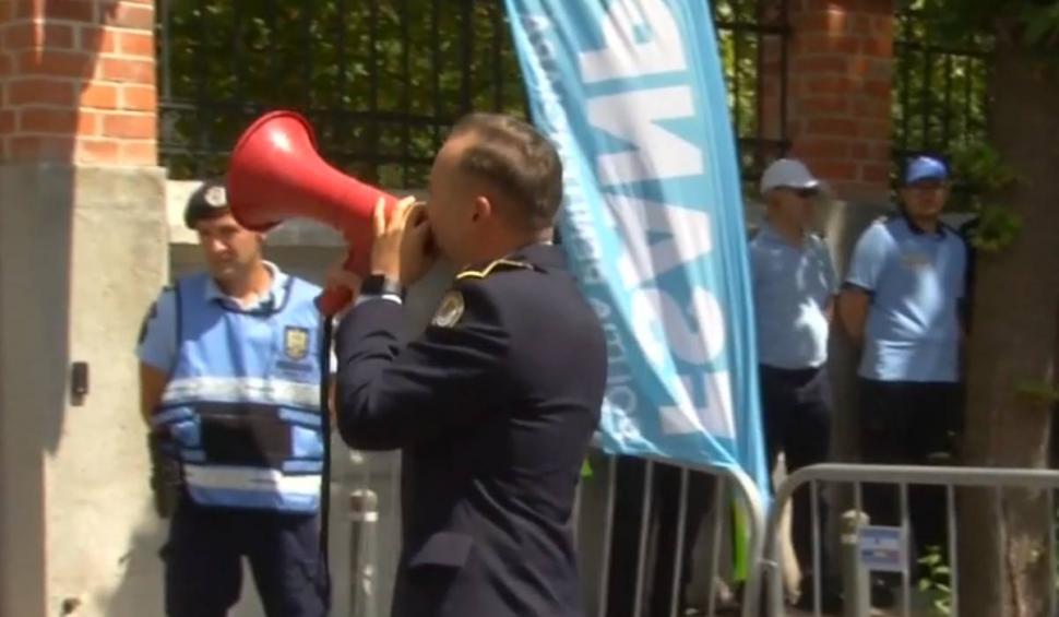 Polițiștii au mers peste politicienii din fruntea țării. "Mor oamenii de foame. O să le ia și pâinea de la gură": Primul protest față de austeritate 851449
