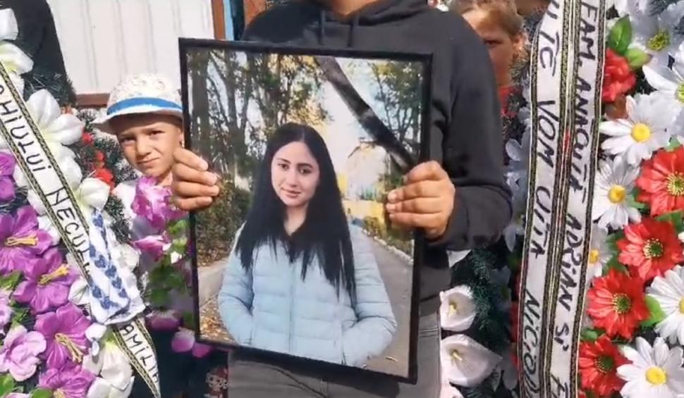 Alina a fost înmormântată în rochie de mireasă. Tot satul a plâns pentru fata omorâtă de cea mai bună prietenă 851592