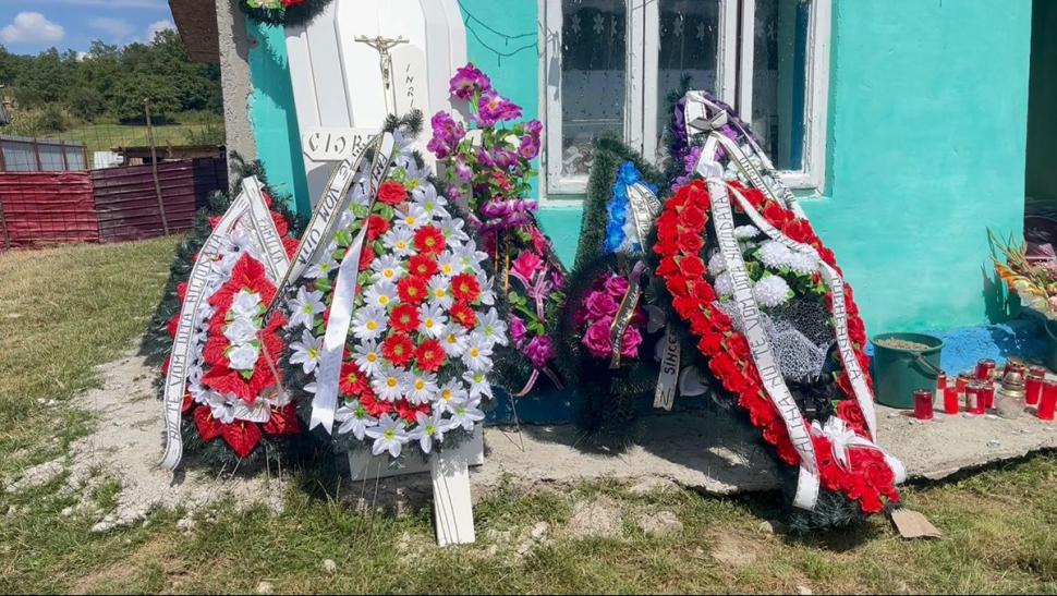 Alina a fost înmormântată în rochie de mireasă. Tot satul a plâns pentru fata omorâtă de cea mai bună prietenă 851595