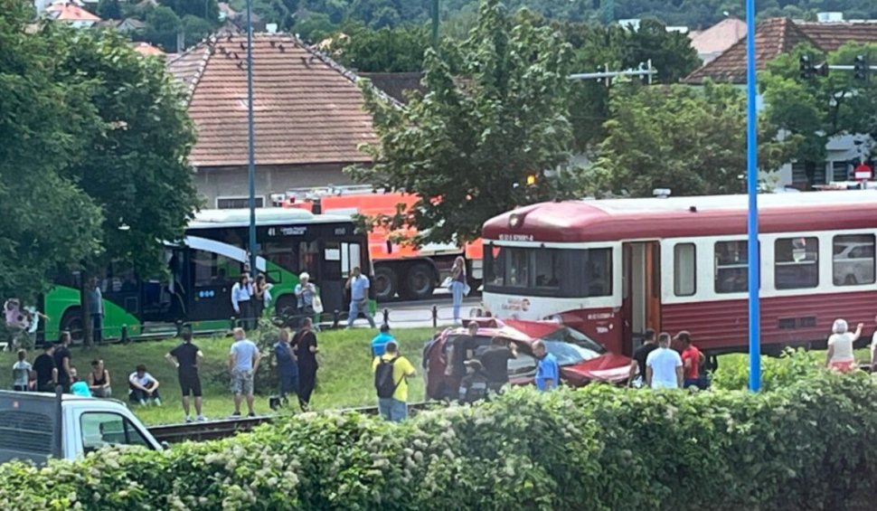 Maşină lovită de tren, lângă o gară din Brașov! Sunt șase victime, traficul feroviar este blocat