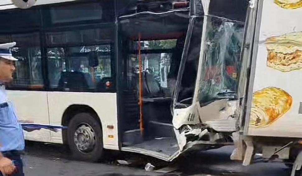 Accident grav cu un autobuz STB, pe Calea Dorobanţi din Bucureşti. Şoferul STB şi trei pasageri au ajuns la spital 851713