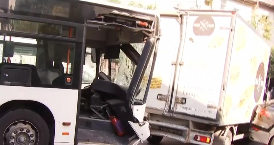 Accident grav cu un autobuz STB, pe Calea Dorobanţi din Bucureşti. Şoferul STB şi trei pasageri au ajuns la spital 851715