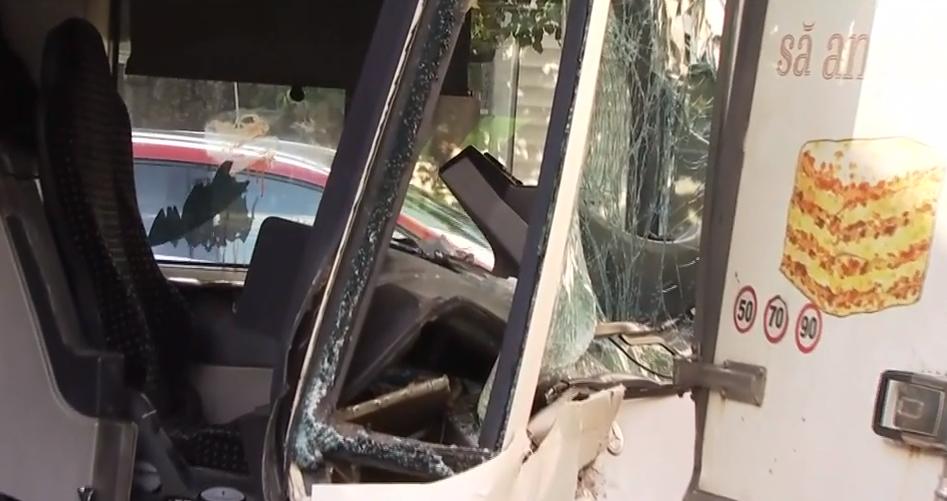 Accident grav cu un autobuz STB, pe Calea Dorobanţi din Bucureşti. Şoferul STB şi trei pasageri au ajuns la spital 851716