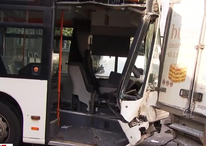 Accident grav cu un autobuz STB, pe Calea Dorobanţi din Bucureşti. Şoferul STB şi trei pasageri au ajuns la spital 851717