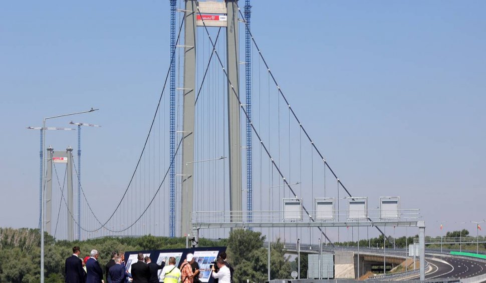 Podul suspendat peste Dunăre, deschis cu mare fast, a rezistat doar o lună. Au apărut denivelări în asfalt