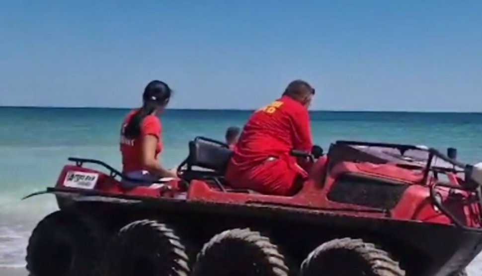 Intervenţia momentului pe o plajă din Vama Veche: Tânăr ridicat de salvatori, cu şenilata, după ce a leșinat pe nisip